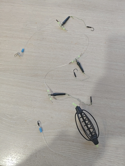 КОРМУШКА РЫБОЛОВНАЯ ОСНАЩЕННАЯ 3 крючки 506#