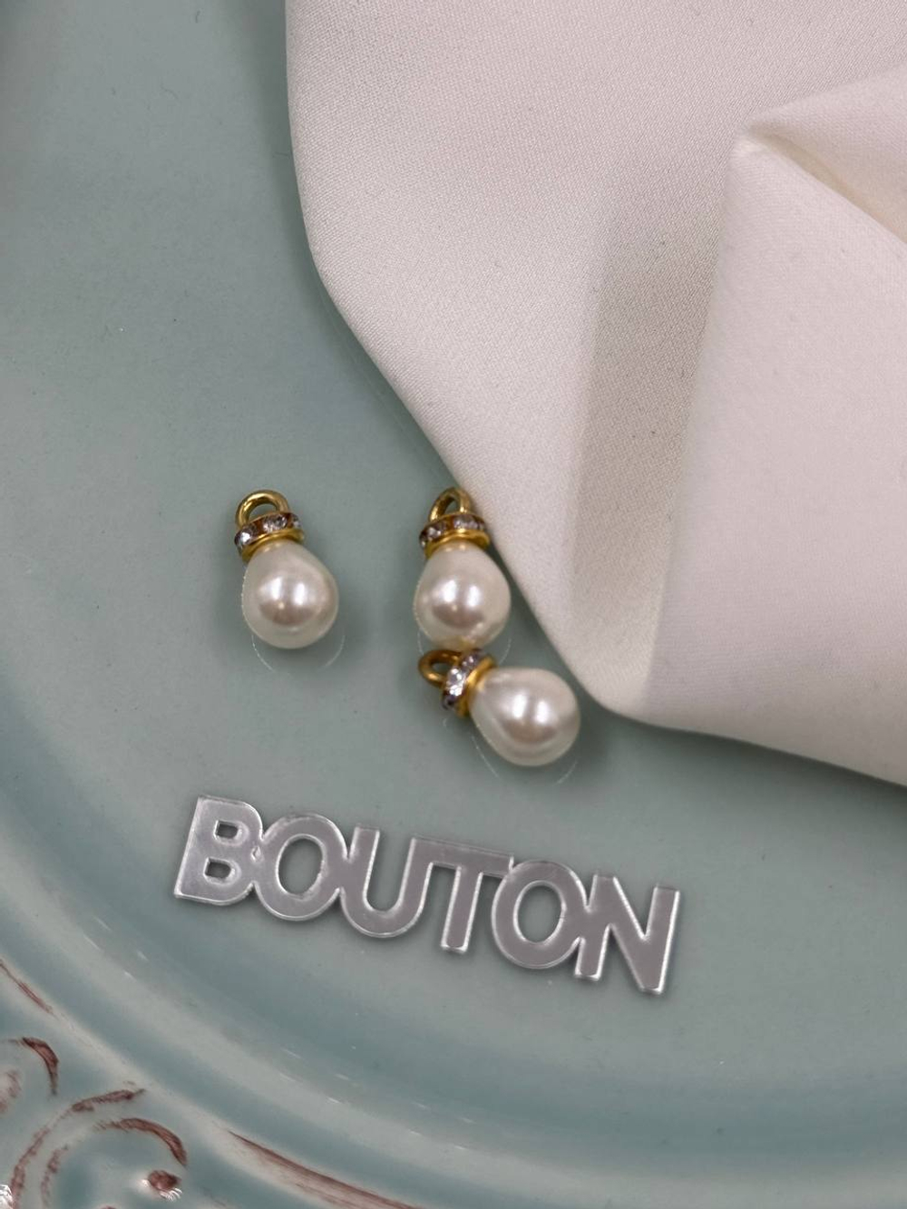 Подвеска золотистая капля со стразами имитация жемчуга