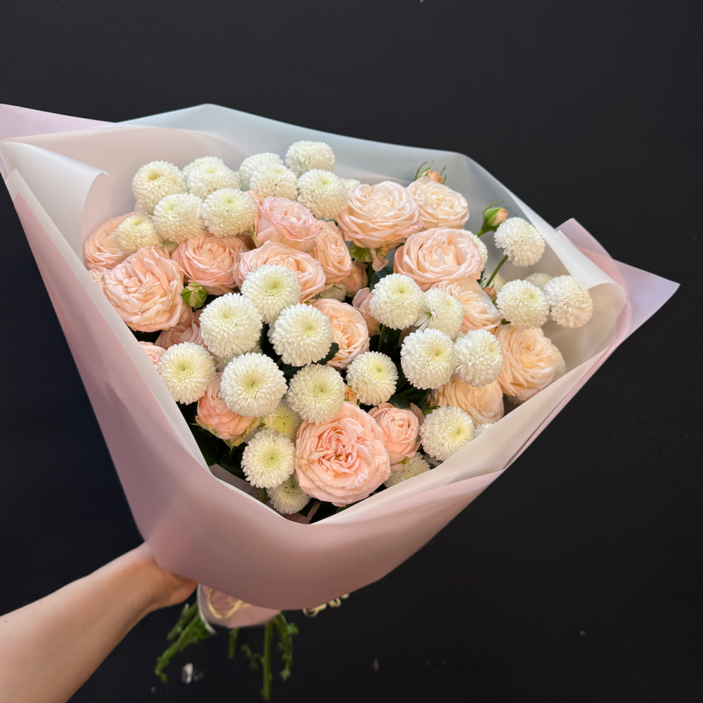 Букет из кустовой розы и сортовых сантини