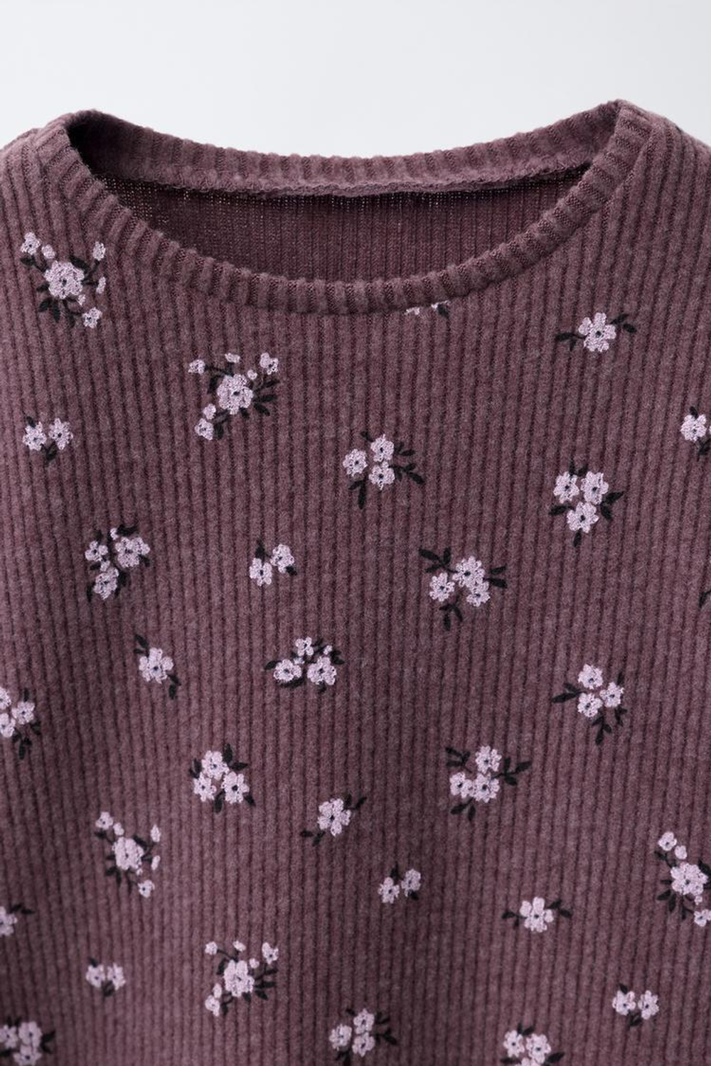 ZARA ФУТБОЛКА С ПРИНТОМ И ОБОРКОЙ ИЗ МЯГКОЙ ТКАНИ, ГРАНАТОВЫЙ