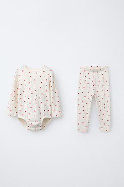 ZARA КОМПЛЕКТ ИЗ БОДИ И ЛЕГИНСОВ С СЕРДЕЧКАМИ, ЭКРЮ