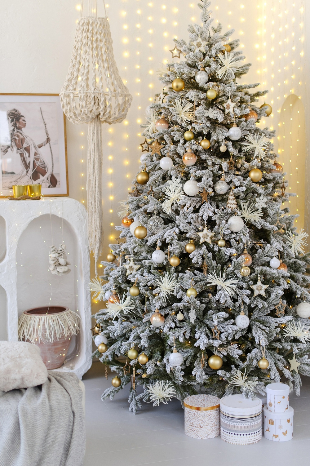 Ель искусственная заснеженная с лампочками Версальская