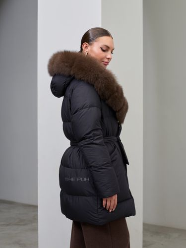 Удлиненный черный пуховик с поясом и коричневым мехом