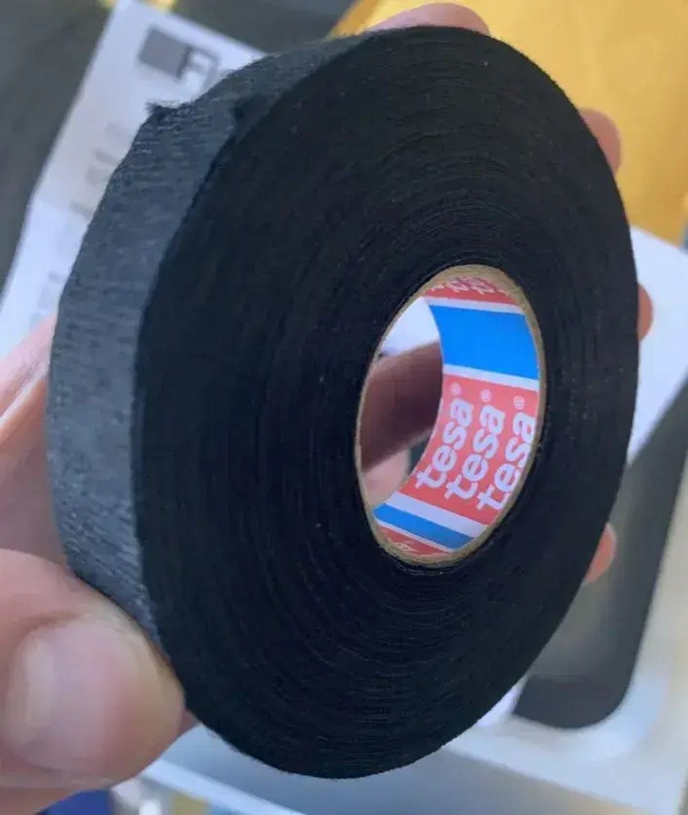 tesa Изолента 51608, 1 шт. шумоизоляция автомобильная салонная тканевая флисовая матерчатая черная для жгутования, "антискрип", 19 мм 25 м 230 мкм