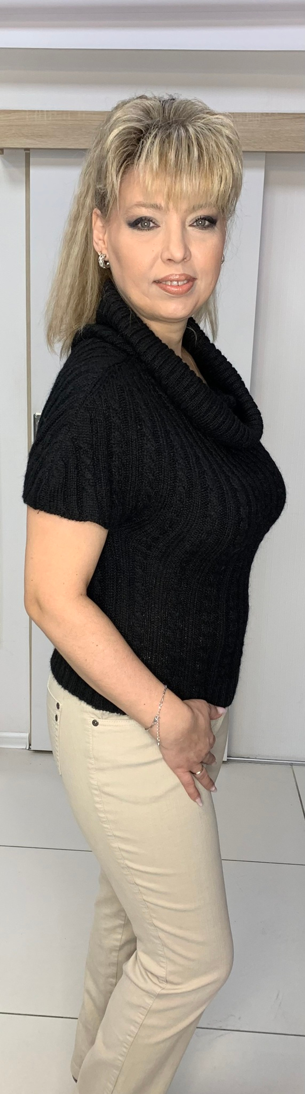 Черный короткий джемпер с короткими рукавами