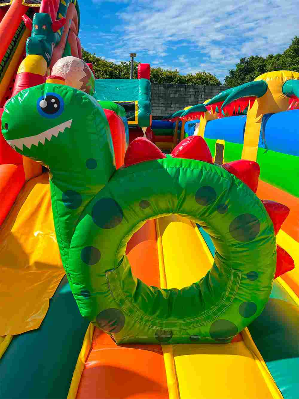 Коммерческий надувной батут «Змей Горыныч» с механизированной головой 14*8*7 м