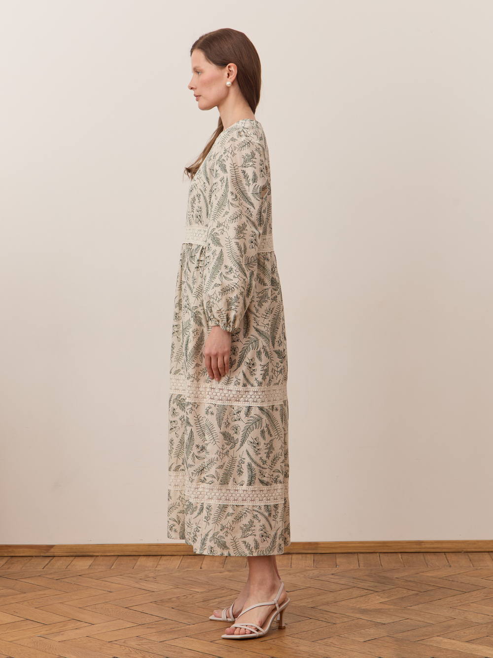 Платье с кружевными вставками