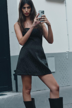 ZARA КОРОТКОЕ АТЛАСНОЕ ПЛАТЬЕ СО СТРАЗАМИ, ЧЕРНЫЙ