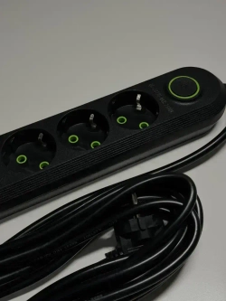 Гибридный удлинитель сетевой фильтр 5 розеток, пилот, разветвитель, 3 USB, длина провода 7 метров, черный