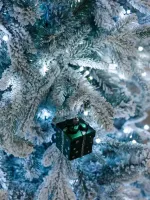 Заснеженная ель с гирляндой «Россо» холодный свет (Литая+пвх) 210 см / 2,1 м