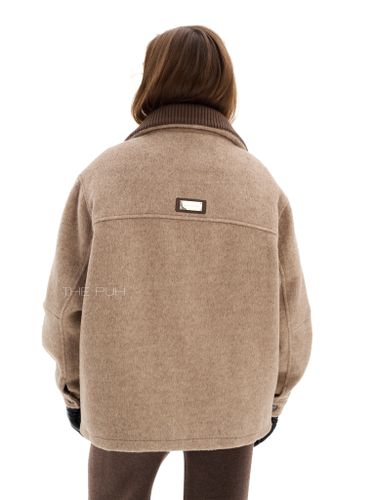 Бежевая куртка с накладными карманами