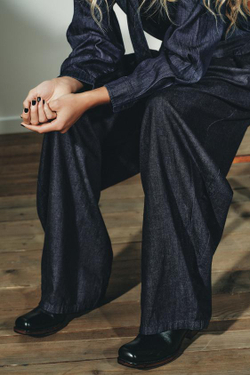 ZARA ДЖИНСОВЫЕ БРЮКИ СО СКЛАДКАМИ, ТЕМНЫЙ ИНДИГО