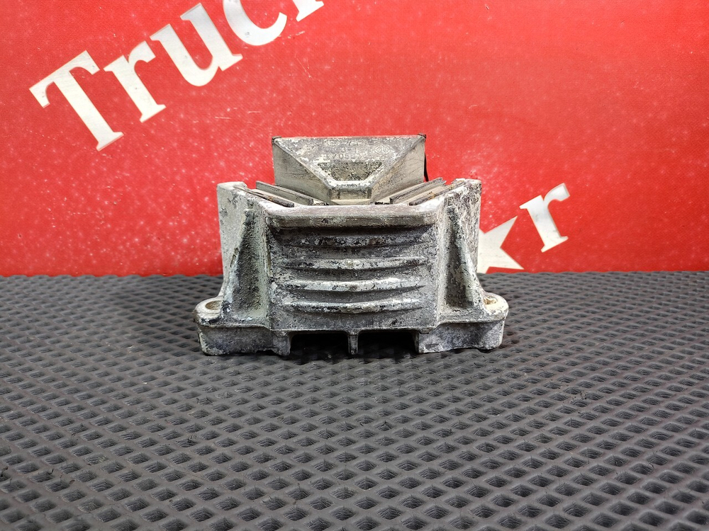 Подушка двигателя задняя