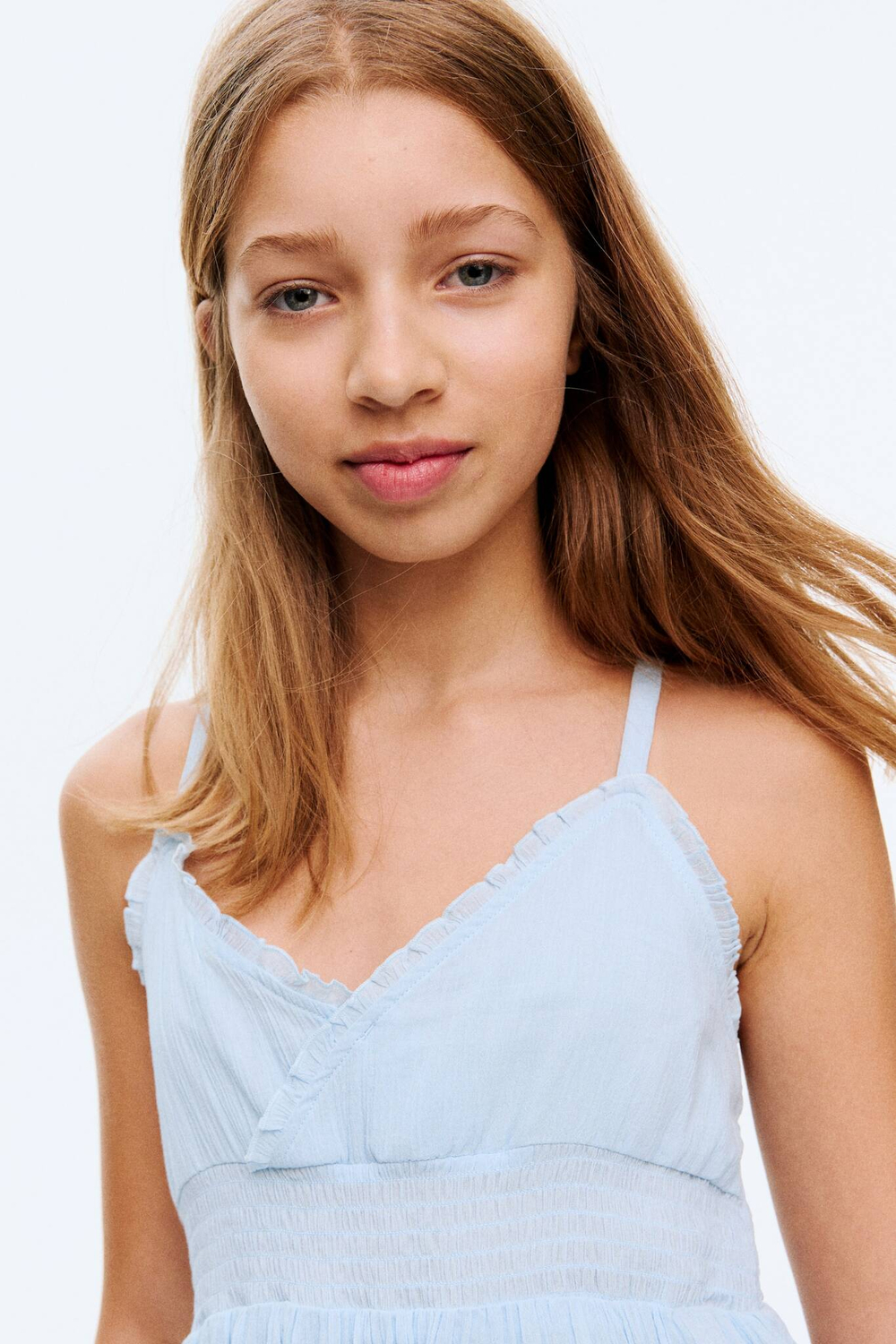 H&M Платье со складками и оборками, светло-голубой