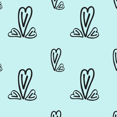 Черные сердечки на голубом фоне.