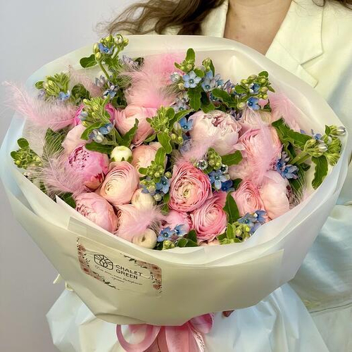 Авторский букет с ранункулюсами, оксипеталлумом и пёрышками. Авторский букет 035 Chalet Green