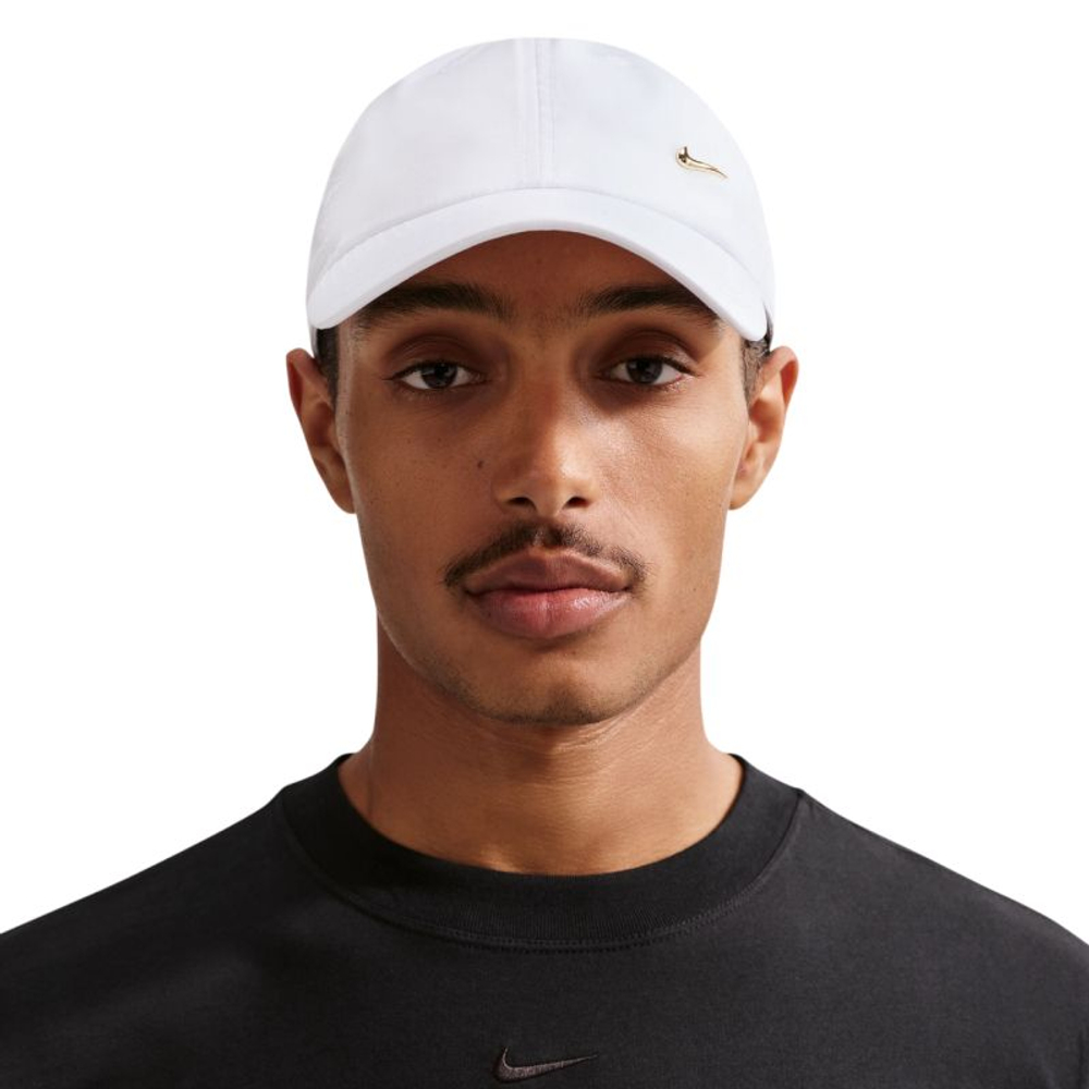 Теннисная кепка Nike Dri-Fit Club Unstructured Metal Swoosh - white/metallic gold