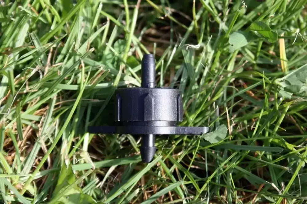 Компенсированная капельница для полива черная