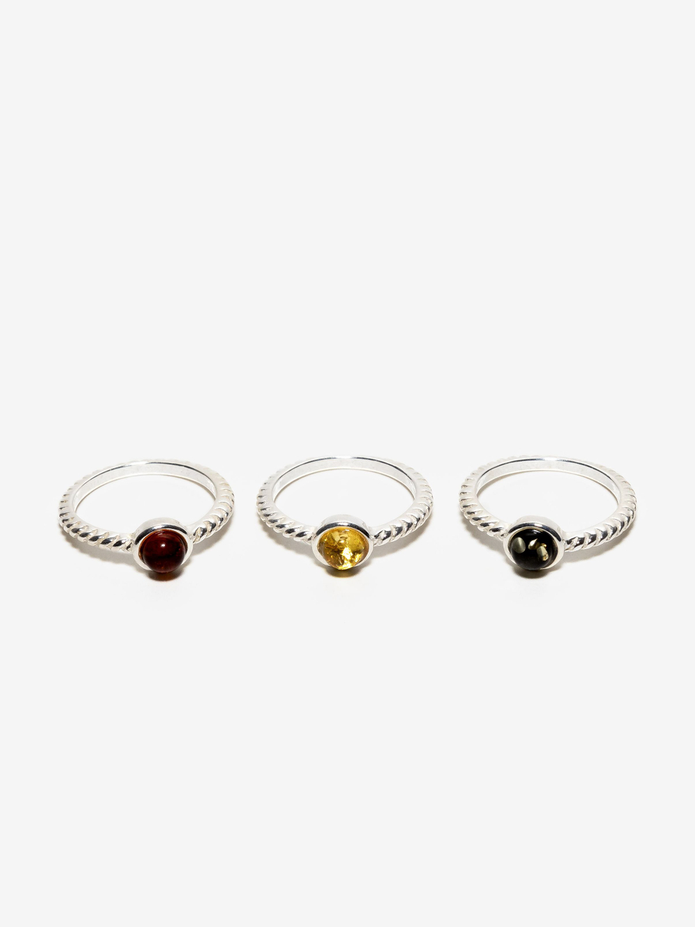 Кольцо с цельным янтарем желтого цвета. Диаметр янтаря 3 мм