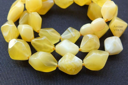 Бусы из гранёного янтаря