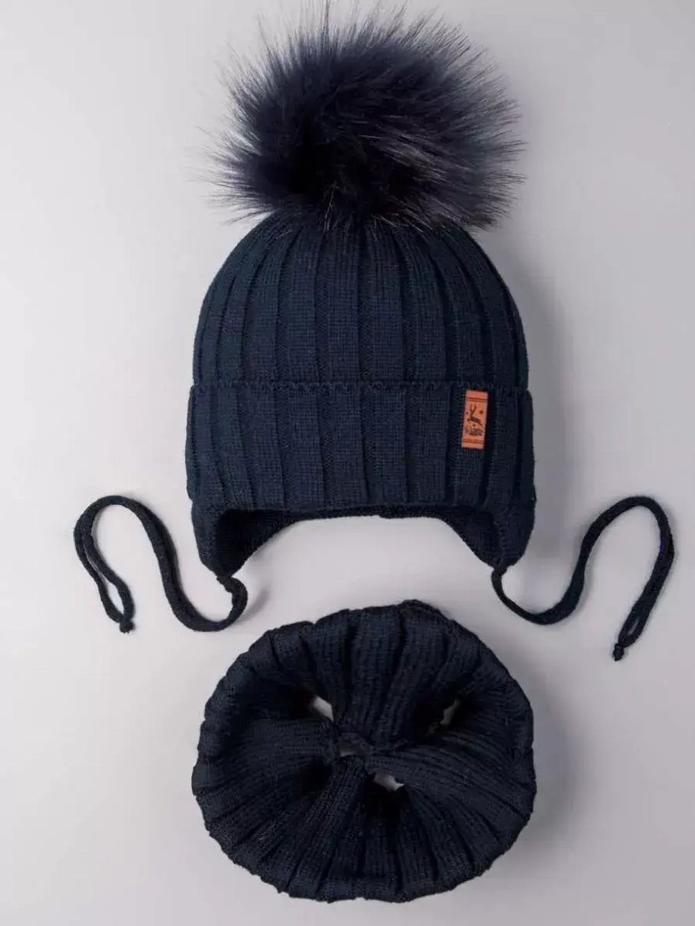 Шапка зимняя для мальчика на завязках и снуд