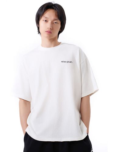 Белая футболка с необработанными краями и лого