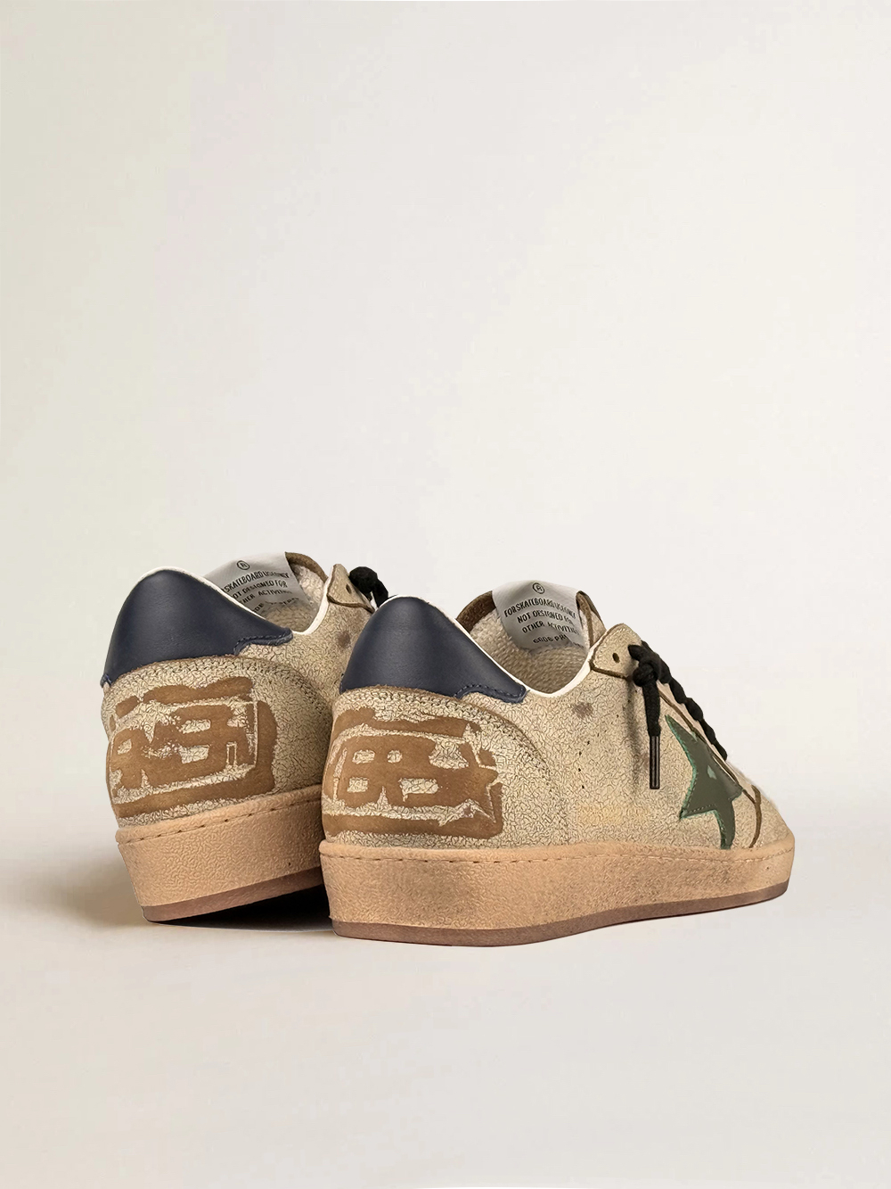 Golden Goose Ball Star  из потрескавшейся бежевой кожи c зелёной кожаной звездой