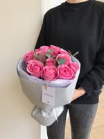 Букет из 11 роз с зеленью в оформлении