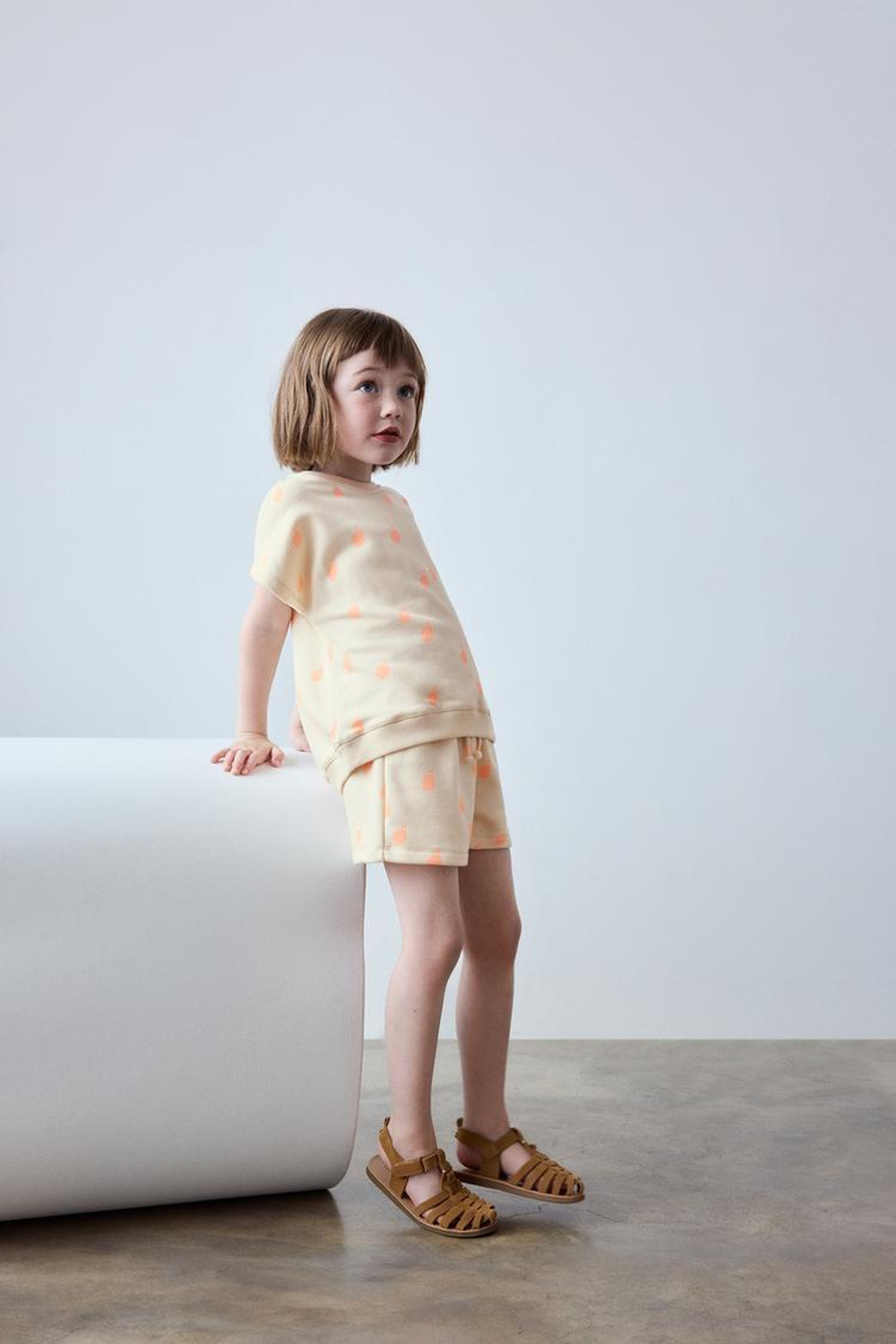 ZARA КОМПЛЕКТ ИЗ ФУТБОЛКИ И ШОРТОВ-БЕРМУДОВ С ПРИНТОМ, КАМЕННО-СЕРЫЙ