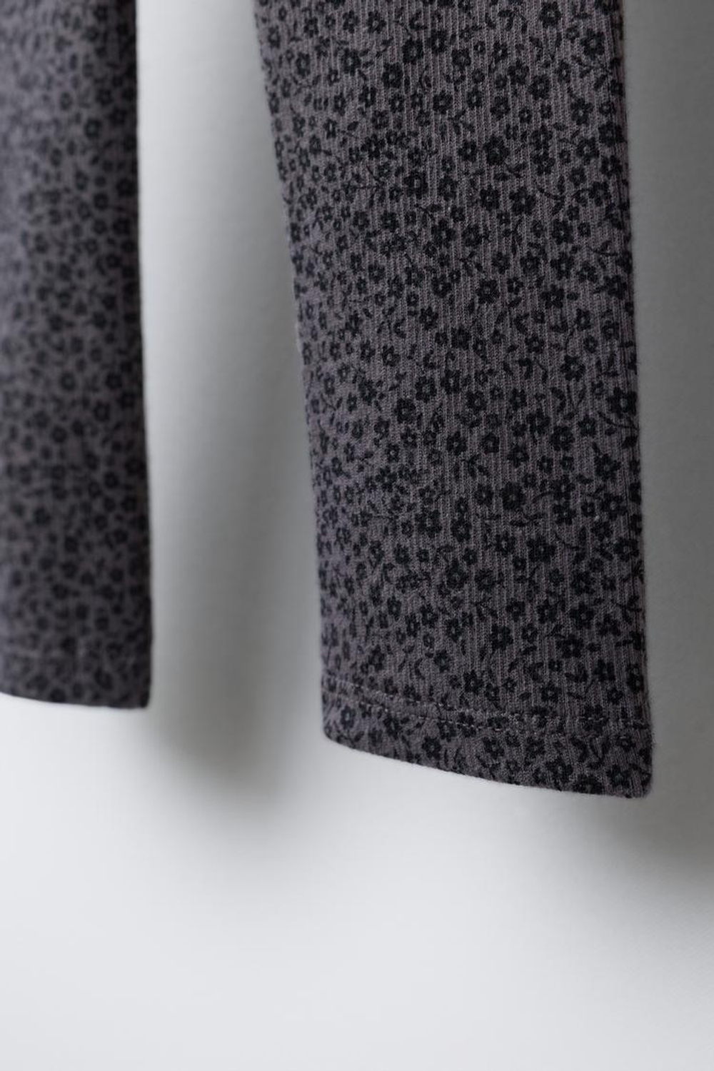 ZARA ЛЕГИНСЫ В РУБЧИК С ПРИНТОМ, АНТРАЦИТОВО-СЕРЫЙ