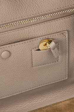 Loewe Сумка Amazona 28 из мягкой зернистой телячьей кожи, песочный