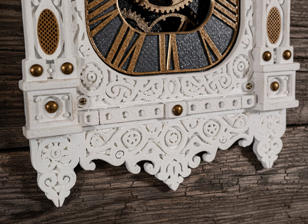 Нижняя часть часов WOODandROOT «Автоматон Вологда» крупным планом, с объёмной резьбой и латунными акцентами на фоне деревянной стены.