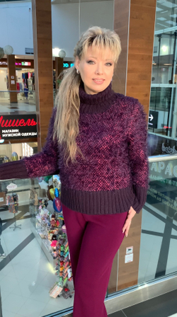 Короткий свитер с ворсинками