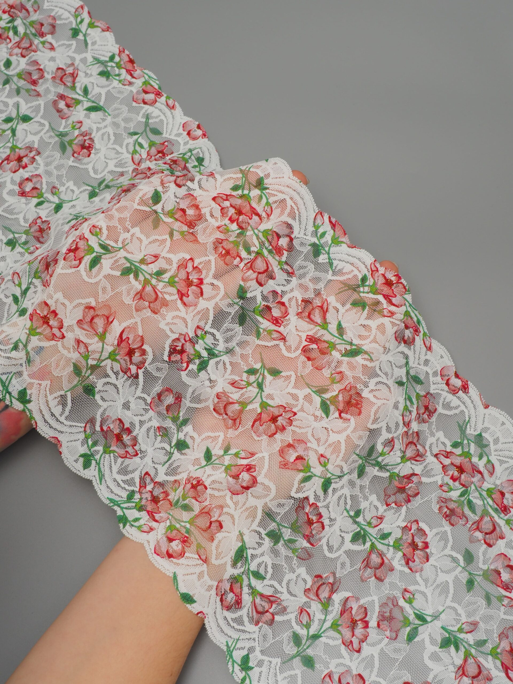 Эластичное кружево белое с бордовым и зеленым ширина 21 см