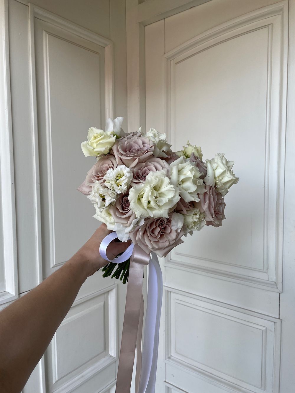 Свадебный букет из одноголовых роз, лизиантуса и латируса