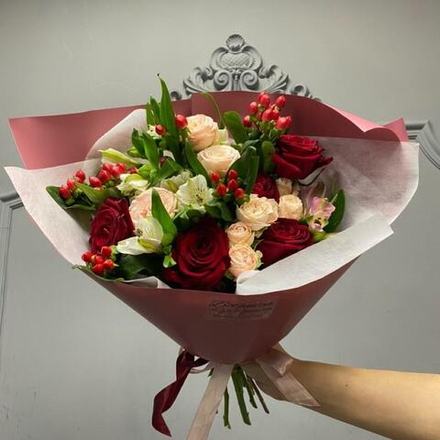 Букет из роз с ягодами