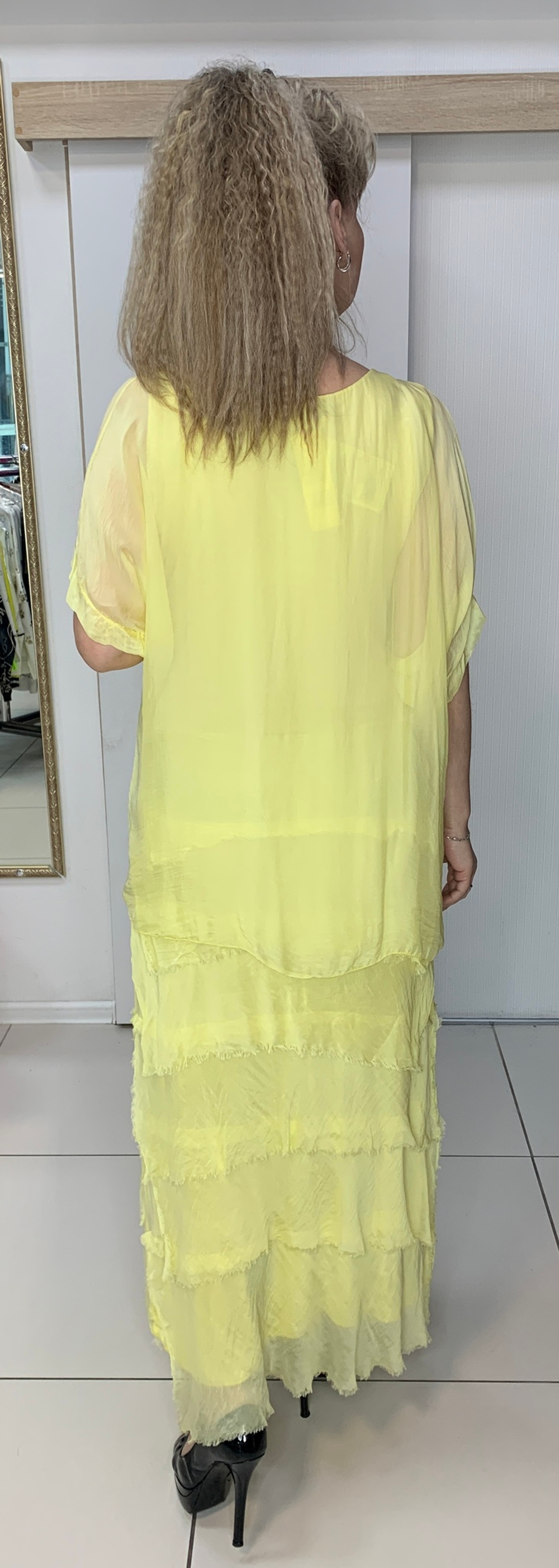 Желтое шелковое платье с шифоновой "рванкой"
