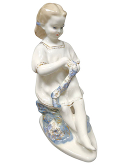 &&& Фаянсовая статуэтка "Девочка с венком" Гжель