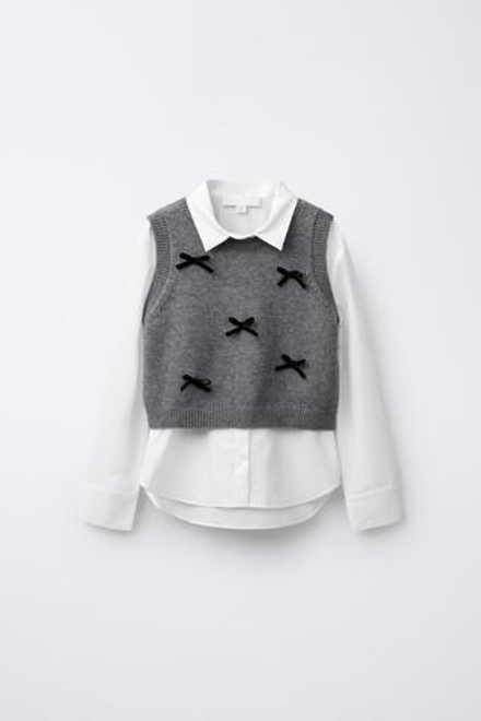 ZARA РУБАШКА ИЗ ПОПЛИНА, ВЯЗАНЫЙ ЖИЛЕТ И БАРХАТНЫЕ БАНТЫ, БЕЛЫЙ/СЕРЫЙ