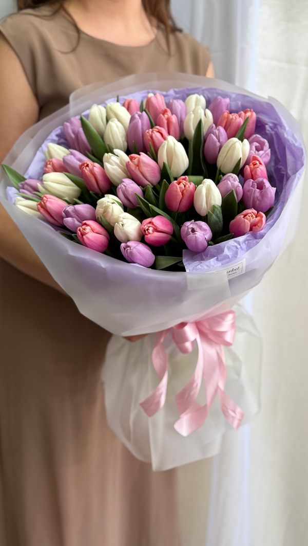 Утонченное сочетание розовых, белых и сиреневых тюльпанов в монобукете от Флора Маркет