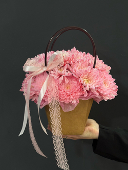 Сумочка с розовой кустовой хризантемой
