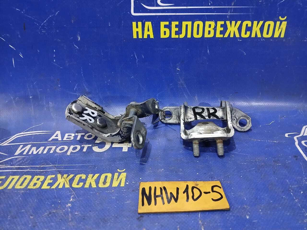 Петля двери задней правой TOYOTA PRIUS 1998