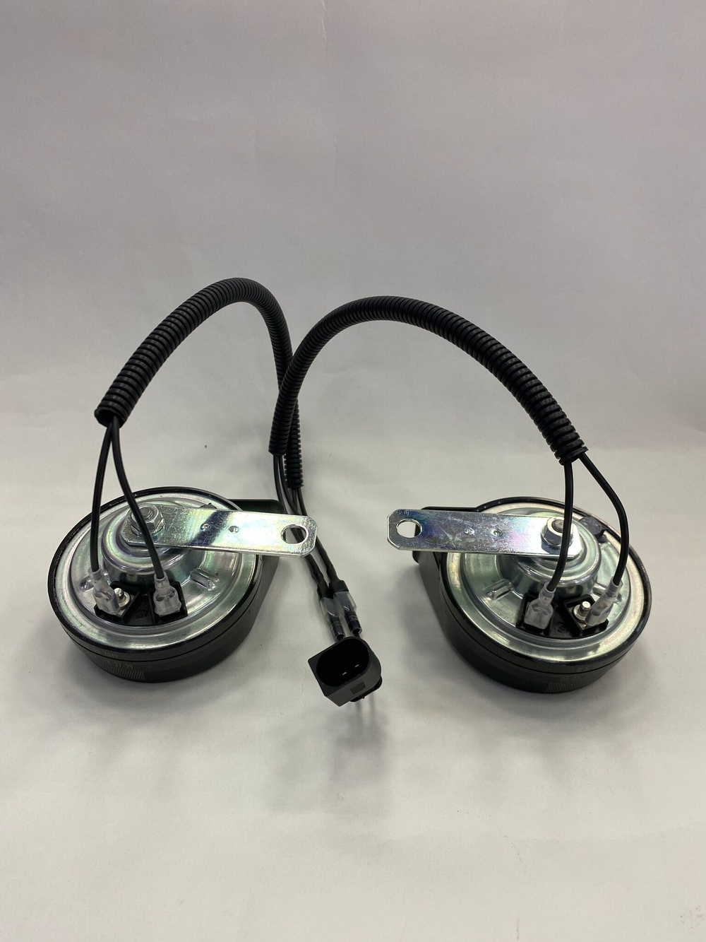 Звуковые сигналы для LADA Vesta/Granta/Niva FIAMM AM80SX 932039/932040Z 405-495Hz (к-т 2шт. с переходником)
