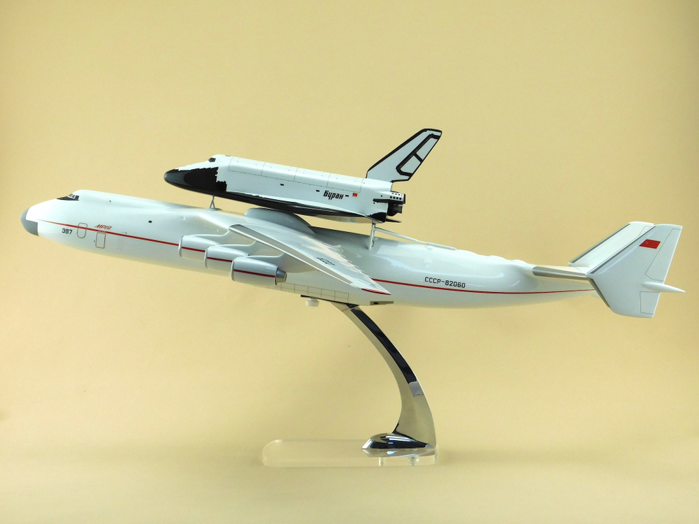 Модель самолета Ан-225 (М1:144, "МРIЯ" с Бураном, СССР-82060)