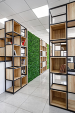 2.23. Вертикальное озеленение офисного пространства искусственной зеленью.