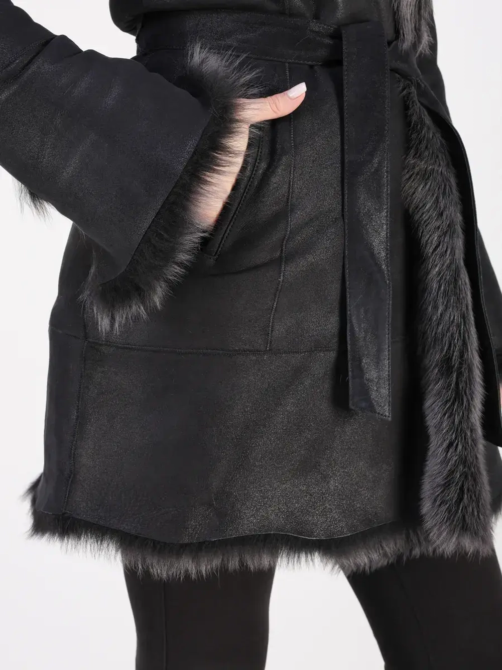 Дубленка зимняя натуральная с капюшоном короткая