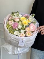 Букет сборный из кустовых пионовидных роз, гортензии, маттиолы и оксипеталума