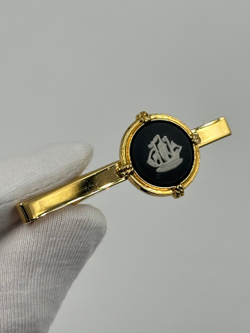 Зажим для галстука черный с парусником Wedgwood