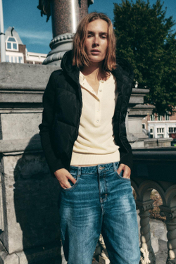 ZARA СТЕГАНАЯ КУРТКА С КАПЮШОНОМ, ЧЕРНЫЙ