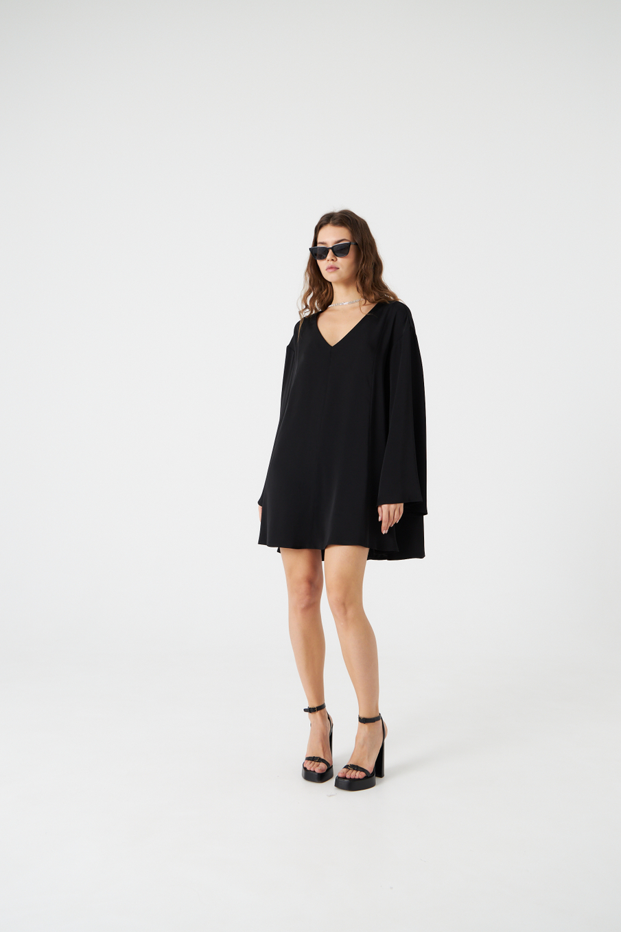 Платье с глубоким вырезом